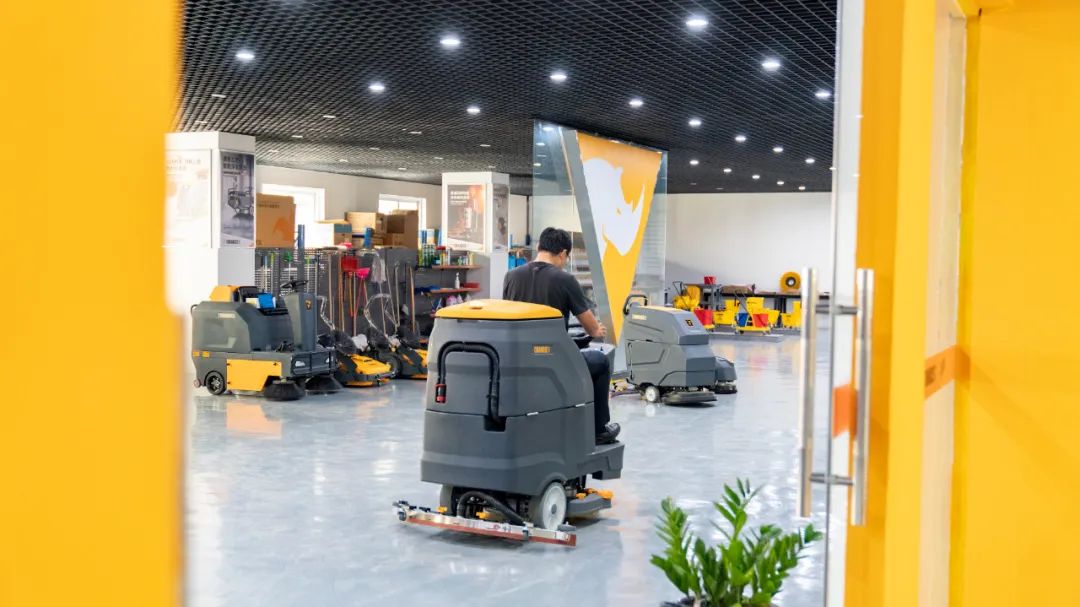 洗地機(jī)廠家告訴你洗地機(jī)受到了清潔工寵愛