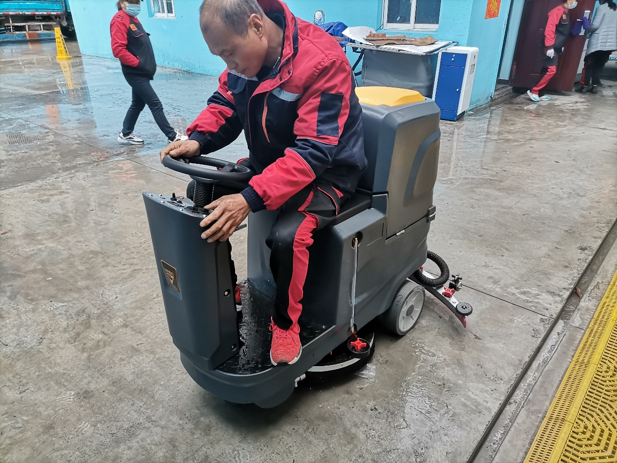 使用洗地機(jī)來清潔地面要選擇刷子嘛？