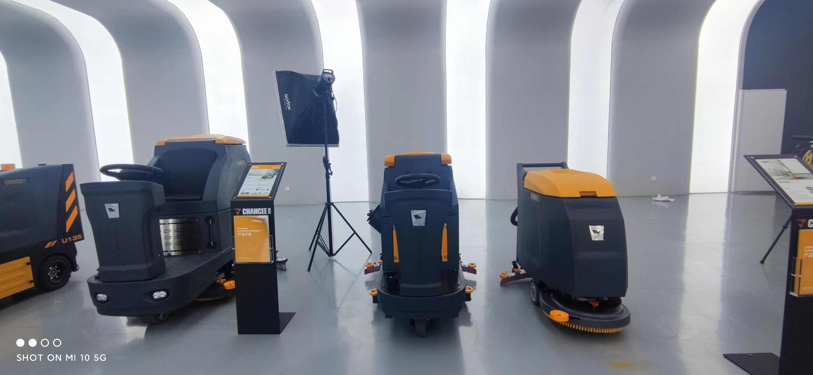 駕駛式洗地機(jī)有效防止二次污染 駕駛式洗地機(jī)有效防止二次污染